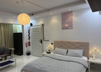 استديو بأثاث مريح وبسيط 