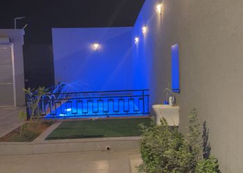 شاليه بمسبح خارجي وجلسة خارجية