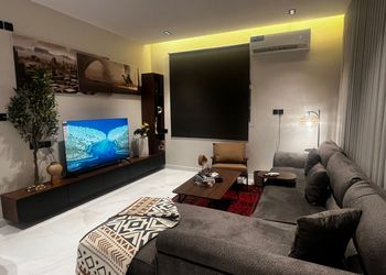 شقة بدخول ذاتي وصالة أنيقة 