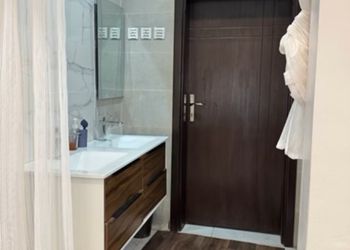 استراحة بمسطح اخضر والعاب مائية