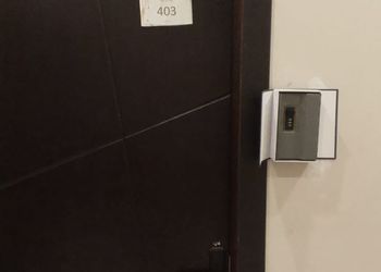 استديو بسرير ماستر وجلسة مريحة 