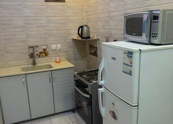 شاليه بجلسة تطل على مسبح خارجي 