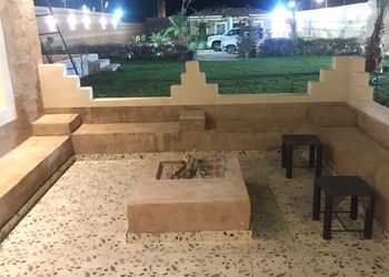 شاليه بمسطح اخضر وجلسة خارجية 