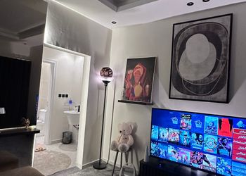 استديو بأثاث مريح وبسيط