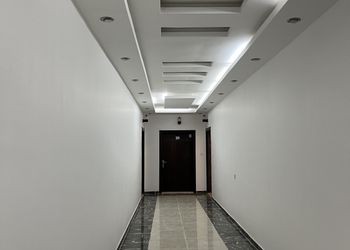 شقة بصالة وثلاث غرف نوم 