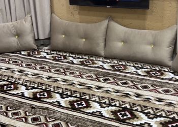 شالية بجلسة مطلة على المسبح 