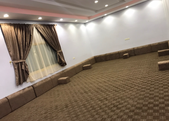 شاليه بمجلس ومسطح اخضر 