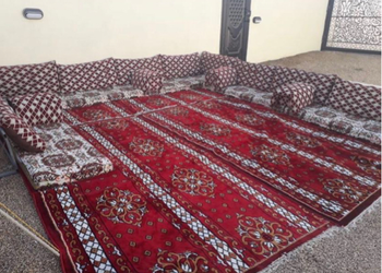 استراحة بجلسة خارجية ومسطح أخضر .