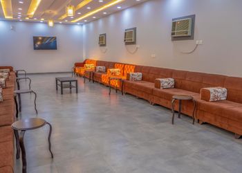 استراحة بمسطح اخضر وجلسة خارجية