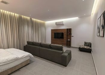 استديو بسرير ماستر وجلسه جانبيه