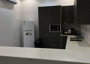 شاليه بجلسة خارجية ومسطح اخضر