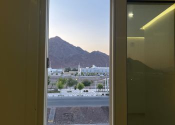 شقة بصالة وثلاث غرف نوم
