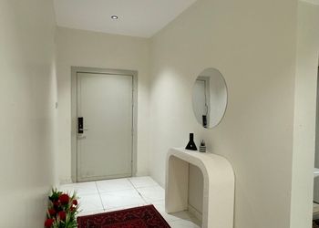 استديو بأثاث مريح وبسيط 