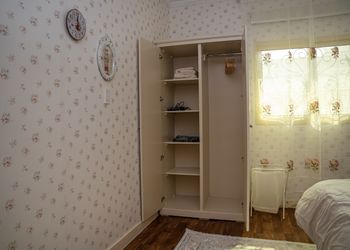 شقة بتصميم أنيق وغرفة نوم مريحة 