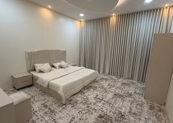 شاليه بمسطح اخضر ومسبح 