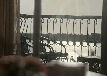 شقة بصالة وثلاث غرف نوم بموقع مميز 