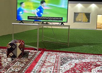 استراحة بمسطح أخضر ومجلس ومسبح 