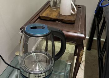 غرفة بأثاث مريح وبسيط 