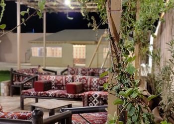 استراحة بجلسة خارجية ومسطح اخضر