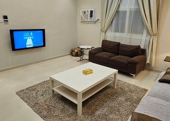 شقة بمجالس وغرفتين نوم 