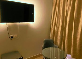 استديو بسرير فردي وبأثاث بسيط 
