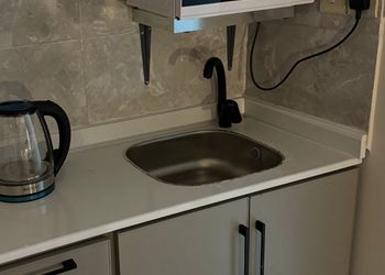 استديو بأثاث مريح وبسيط 