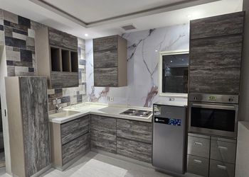 شاليه بمسطح اخضر ومسبح 