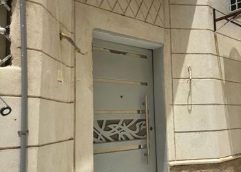 غرفة بأثاث مريح وبسيط 