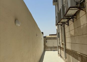غرفة بأثاث مريح وبسيط 