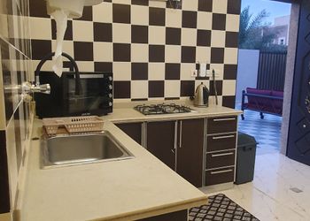 شقة بفناء ومجلس وغرفتي نوم