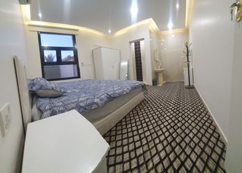 شقة بفناء ومجلس وغرفتي نوم