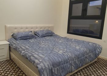 شقة بفناء ومجلس وغرفتي نوم