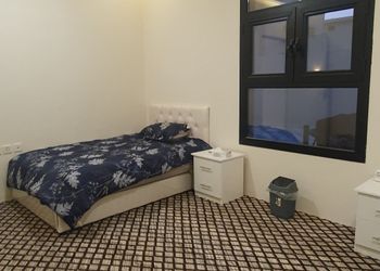 شقة بفناء ومجلس وغرفتي نوم
