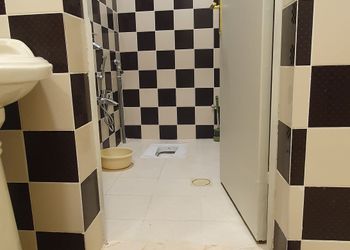 شقة بفناء ومجلس وغرفتي نوم