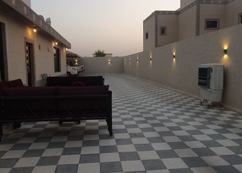 شقة بفناء ومجلس وغرفتي نوم