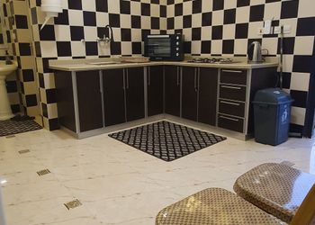 شقة بفناء ومجلس وغرفتي نوم