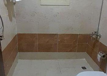 شقة بصالة جلوس وأربع غرف نوم