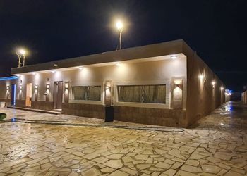 استراحة بجلسة خارجية ومسطح اخضر