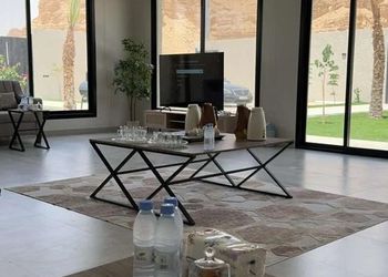 شاليه بتصميم مودرن ومسبح خارجي