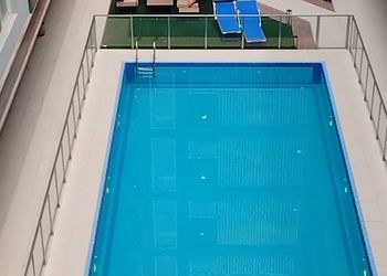شقة بصالة أنيقة وأربع غرف نوم