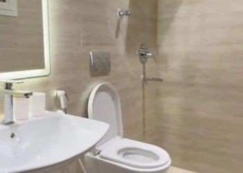 شقة بصالة أنيقة وأربع غرف نوم
