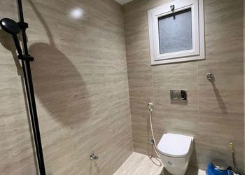 شقة بصالة أنيقة وأربع غرف نوم