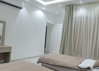 شقة واسعة بصالة واربع غرف نوم 