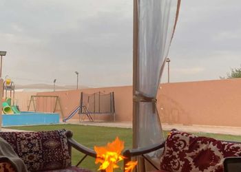 استراحة بمسطح اخضر ومجالس