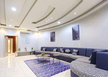 استراحة واسعة بمجالس وجلسة خارجية 