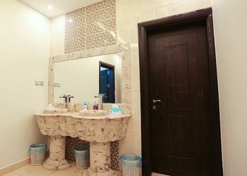 استراحة واسعة بمجالس وجلسة خارجية 
