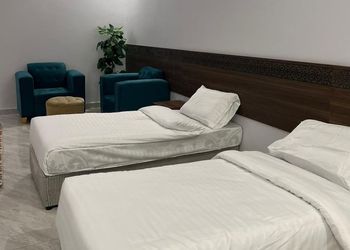 غرفة قياسية مع مطبخ صغير