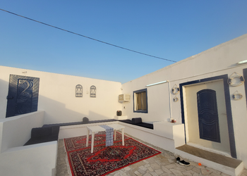 شاليه بجلسة خارجية ومسبح 