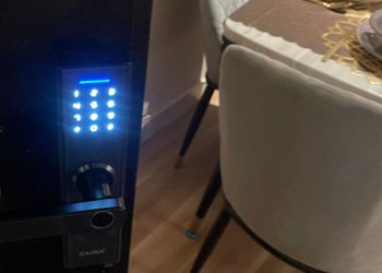 شقة بصالة أنيقة وغرفتين نوم