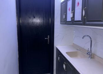استديو بسرير فردي وبأثاث بسيط 